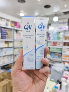 سرم مرطوب کننده و جوان کننده صورت کیوی QV ۳۰ گرم